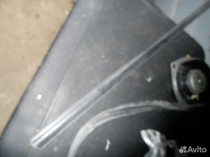 Уплотнитель стекла переднего правого (внешний) Ssa