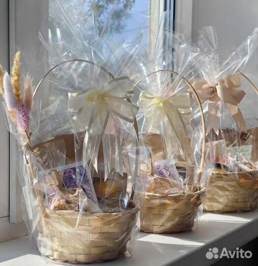 Подарочная чайная корзина со сладостями