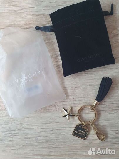 Брелок Givenchy, помандер Guerlain, косметички