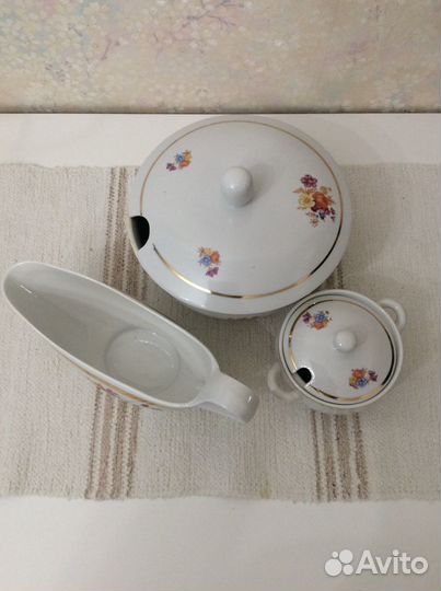 Посуда, ваза хрустальная, рюмки цветные