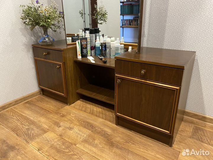 Трюмо с зеркалом