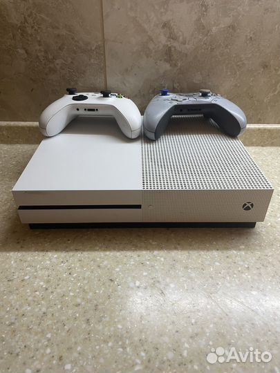Xbox one s 2 геймпада 1tb