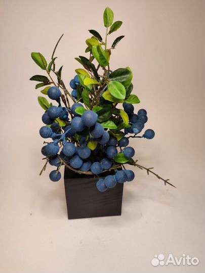 Искусственные цветы, растения в кашпо из дерева