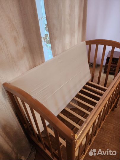 Детская кроватка с маятником