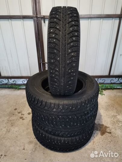 Bridgestone Ice Cruiser 7000 215/70 R16