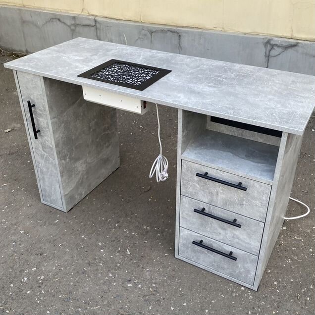 Маникюрный стол