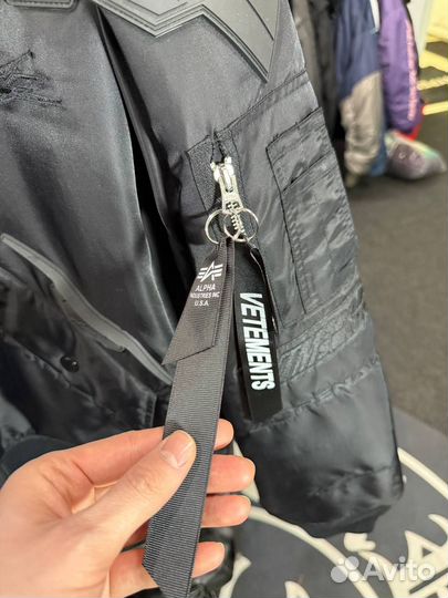 Бомбмер Vetements VTM Raising оверсайз шоу-рум