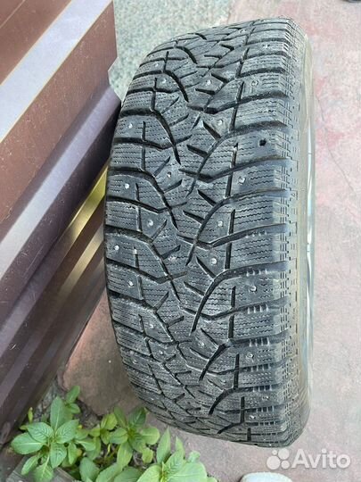 Bridgestone Blizzak Spike-02 225/55 R17