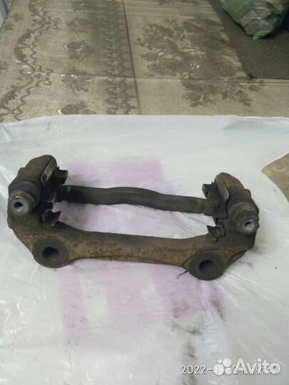 Скоба переднего суппорта Lend Rover