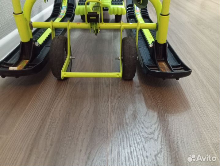 Снегокат с ручкой колесами и спинкой