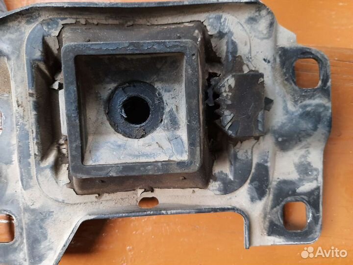 Подушка двигателя