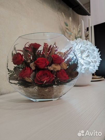 Живая роза в колбе