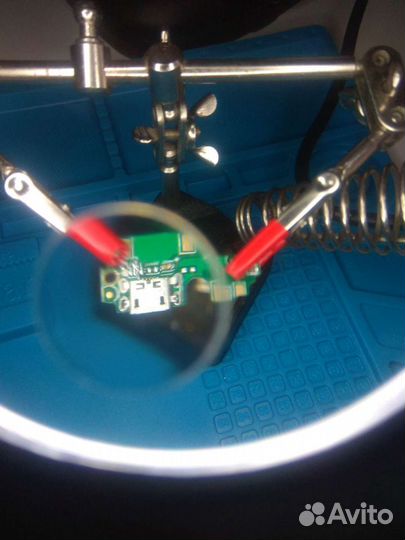 Настольная лампа с лупой