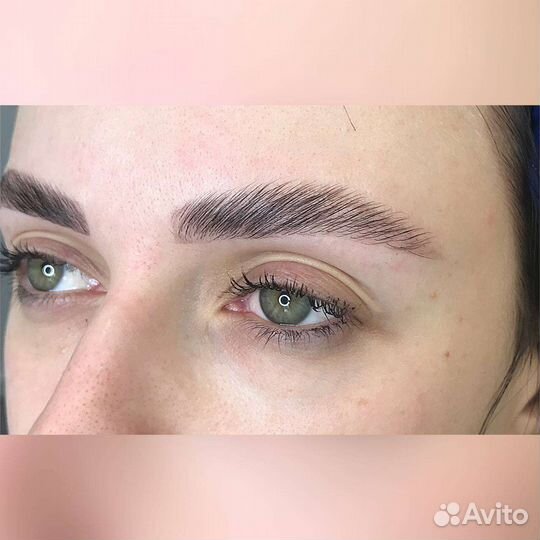 Модель на коррекцию и окрашивание бровей и маникюр