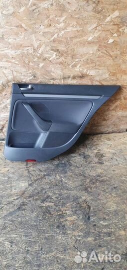 Обшивка двери задней правой Volkswagen Golf V 200