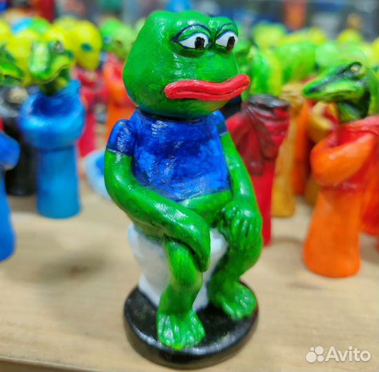 Лягушка Пепе. Pepe frog. Фигурка грустная лягушка