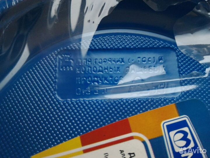 Пластиковые тарелки и стаканы