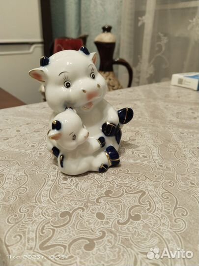 Статуэтка фарфор, Веселая свинка