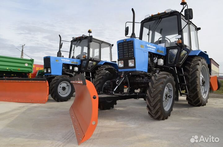 Трактор 82.1 коммунальный отвал и щетка с поливом