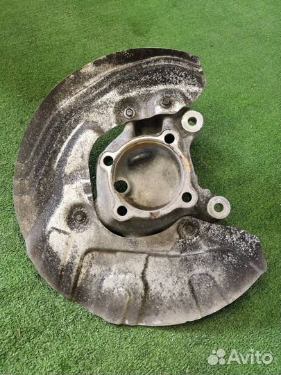 Кулак передний левый Bmw X1 E84 N46B20 2012