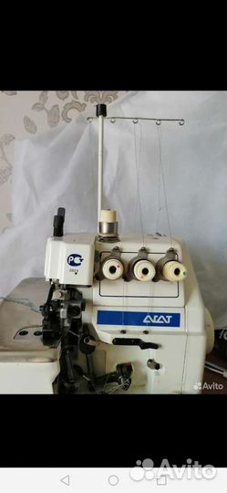 Швейная машинка оверлок 