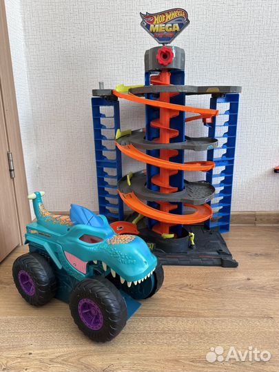 Парковка и монстр трак Hot Wheels