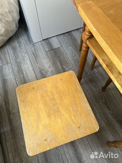 Стол и три табурета