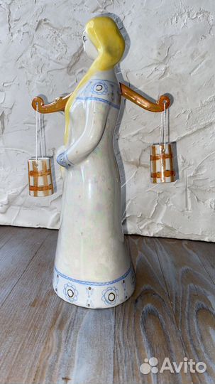 Статуэтка фарфоровая Девушка с коромыслом Бронница