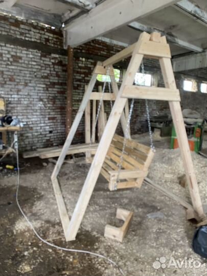 Садовая качеля деревянная