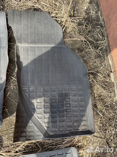 Продам комплект резиновых ковриков