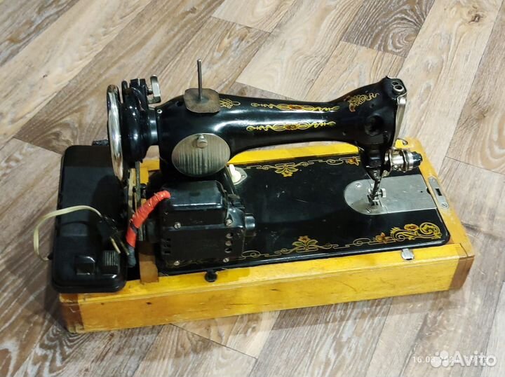 Швейная машина Подольск ручная с ножным приводом