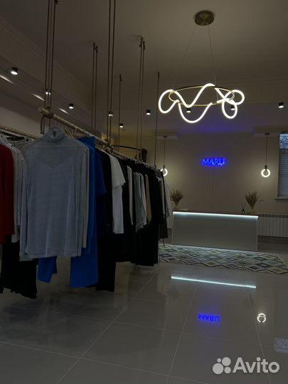 Рейлы в аренду, в магазине женской одежды
