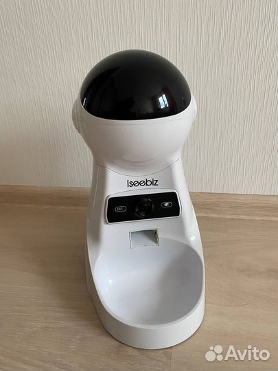 Автоматическая кормушка с камерой для животных