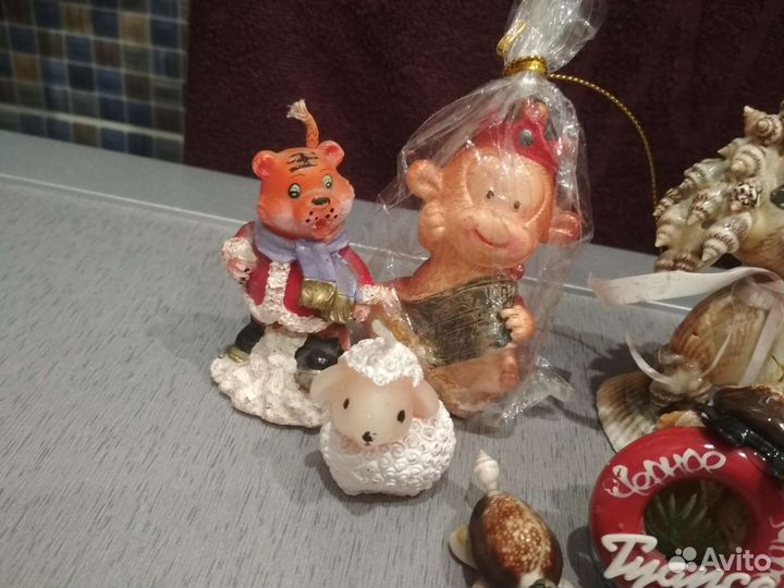 Копилка, статуэтки, свечи и шкатулка