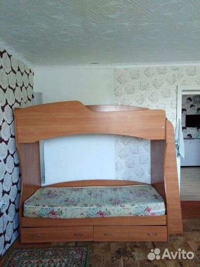 Двухъярусная кровать с матрасами