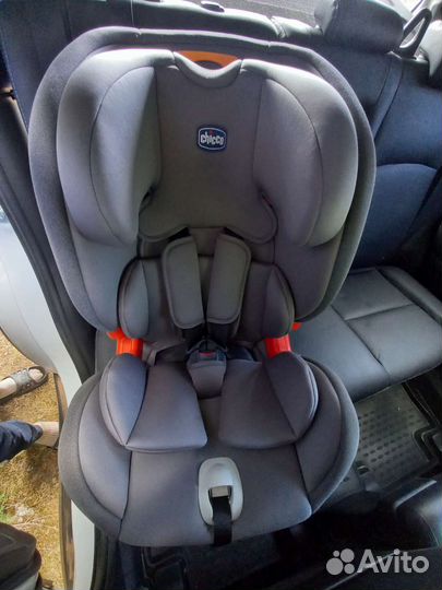Автокресло детское 9-36 кг. Chicco universe fix