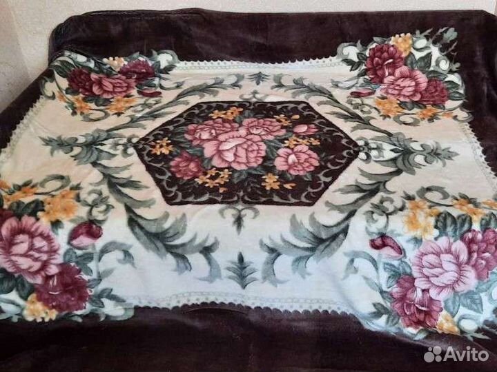 Пледы и покрывало