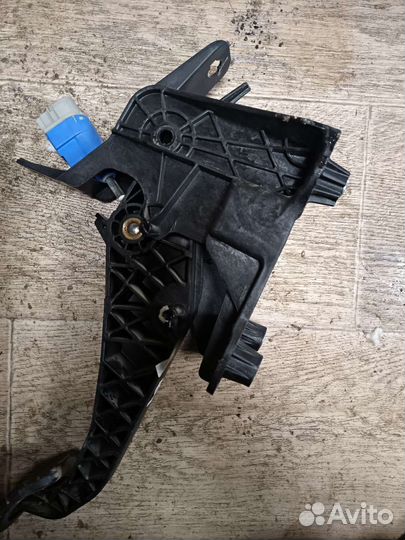 Педаль сцепления Renault Sandero Stepway 2