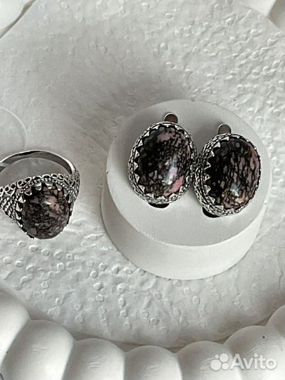 Серьги и кольцо с родонитом