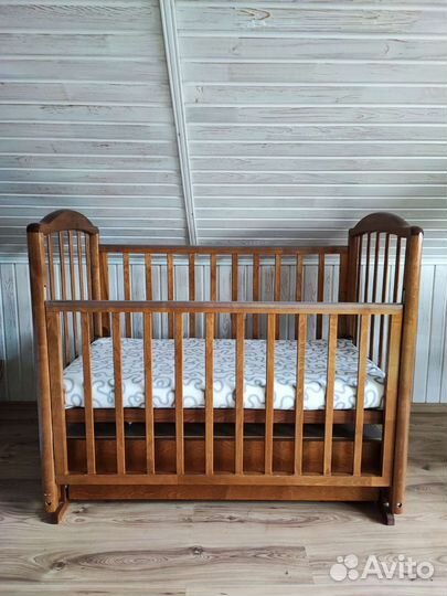 Детская кроватка с маятником и матрасом