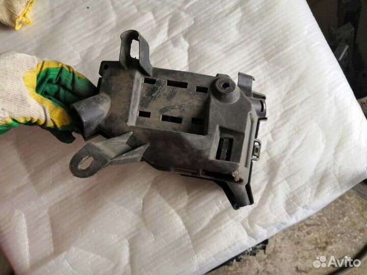 Корпус блока предохранителей Renault Symbol 2004