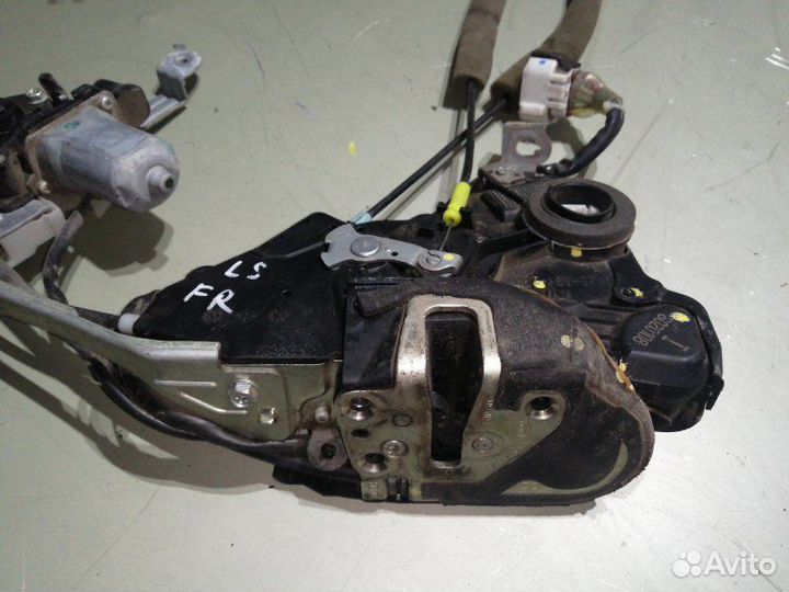 Замок двери передний правый Lexus Ls