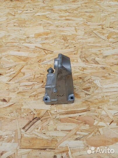 Кронштейн двигателя правый Mercedes-Benz Glc C253