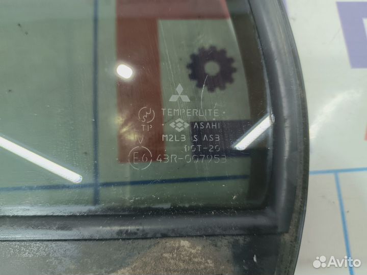 Стекло двери задней левой (форточка) Mitsubishi La