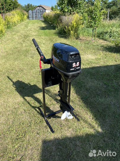 Лодочный мотор 9.8 с подставкой на колесах