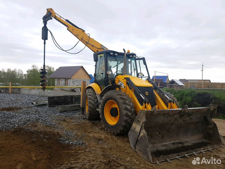 Экскаватор-погрузчик JCB, ямобур, буроям, снег