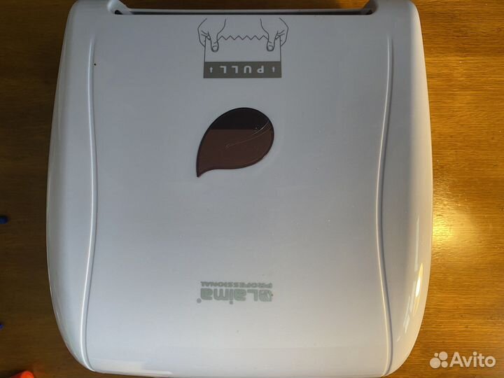 Диспенсер для бумажных полотенец