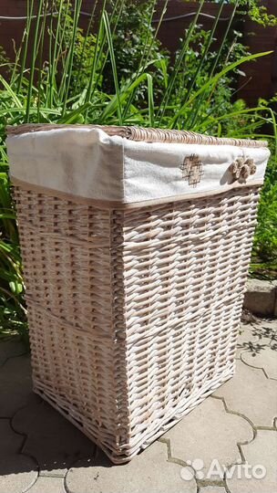 Корзина плетеная для белья с крышкой