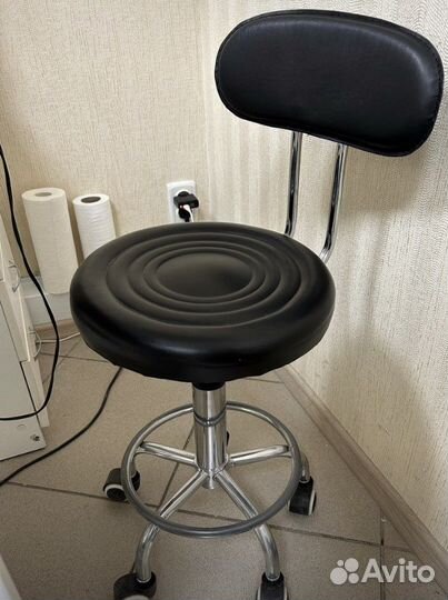 Стул для мастера маникюра таблетка на колесиках