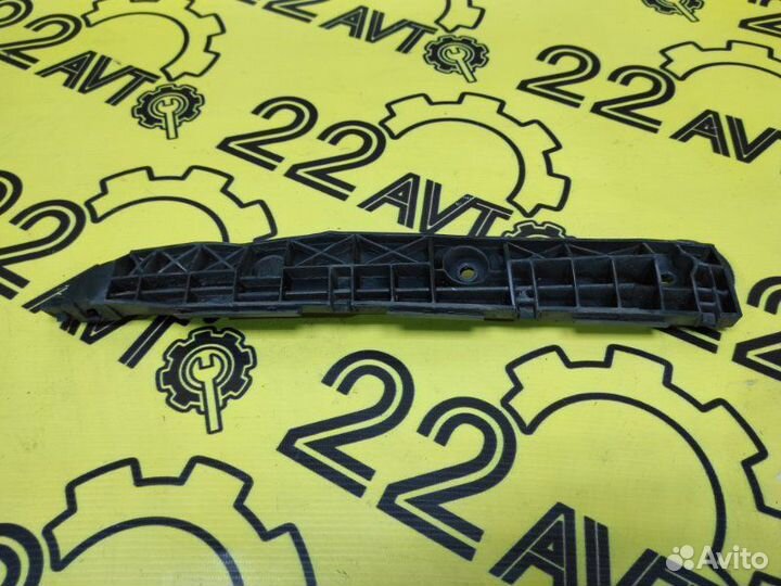 Крепление бампера заднее правое Toyota Harrier